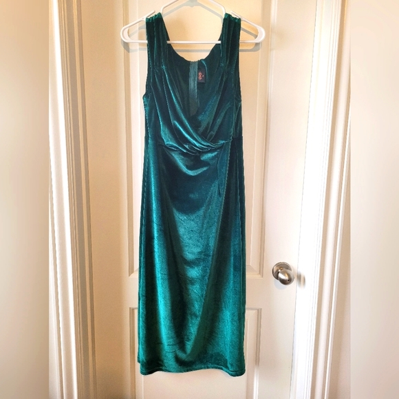 Modcloth Dresses & Skirts - Modcloth Emerald Green Velvet Dress